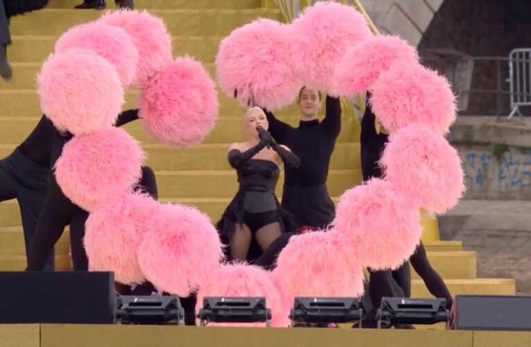 Lady Gaga Deslumbra con Cabaret en la Inauguración Olímpica